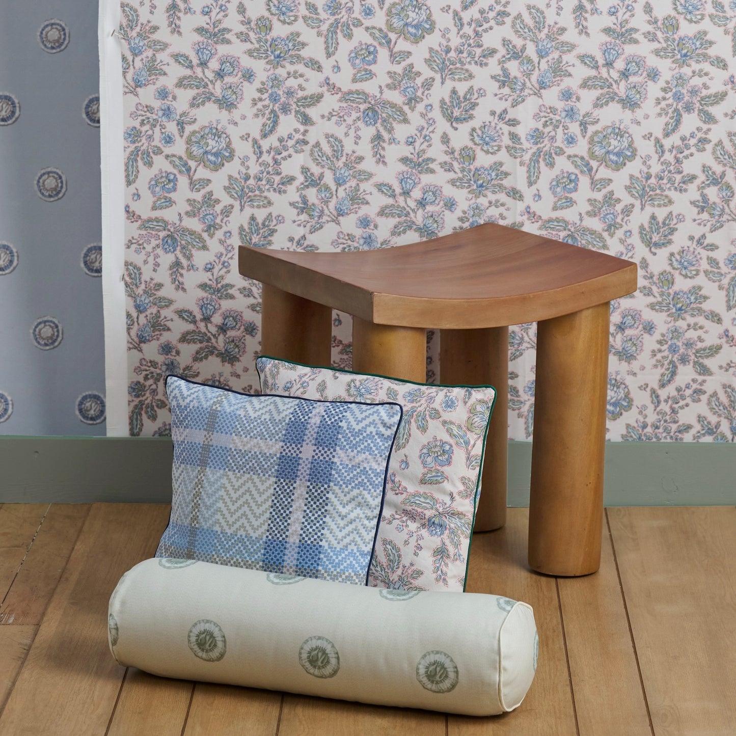 Parc Floral Wallpaper in Sweet Pea